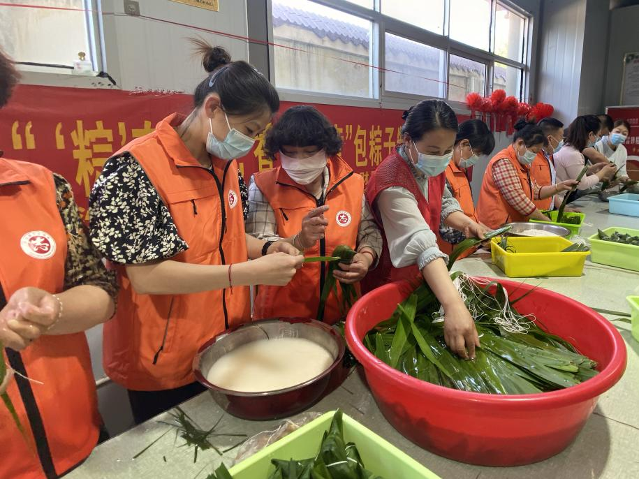 青口供電所黨支部聯(lián)合生產(chǎn)生活服務(wù)中心分會(huì)、黃沙坨社區(qū)，共同舉辦“悠悠艾草香 濃濃端午情”系列活動(dòng)。.png